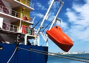 Maritieme reddings- en brandbestrijdingsapparatuur