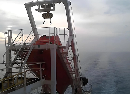 Tewaterlatingsinrichting van vrije val reddingsboot