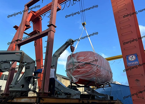 Marine zwaartekracht luffingarm type davit